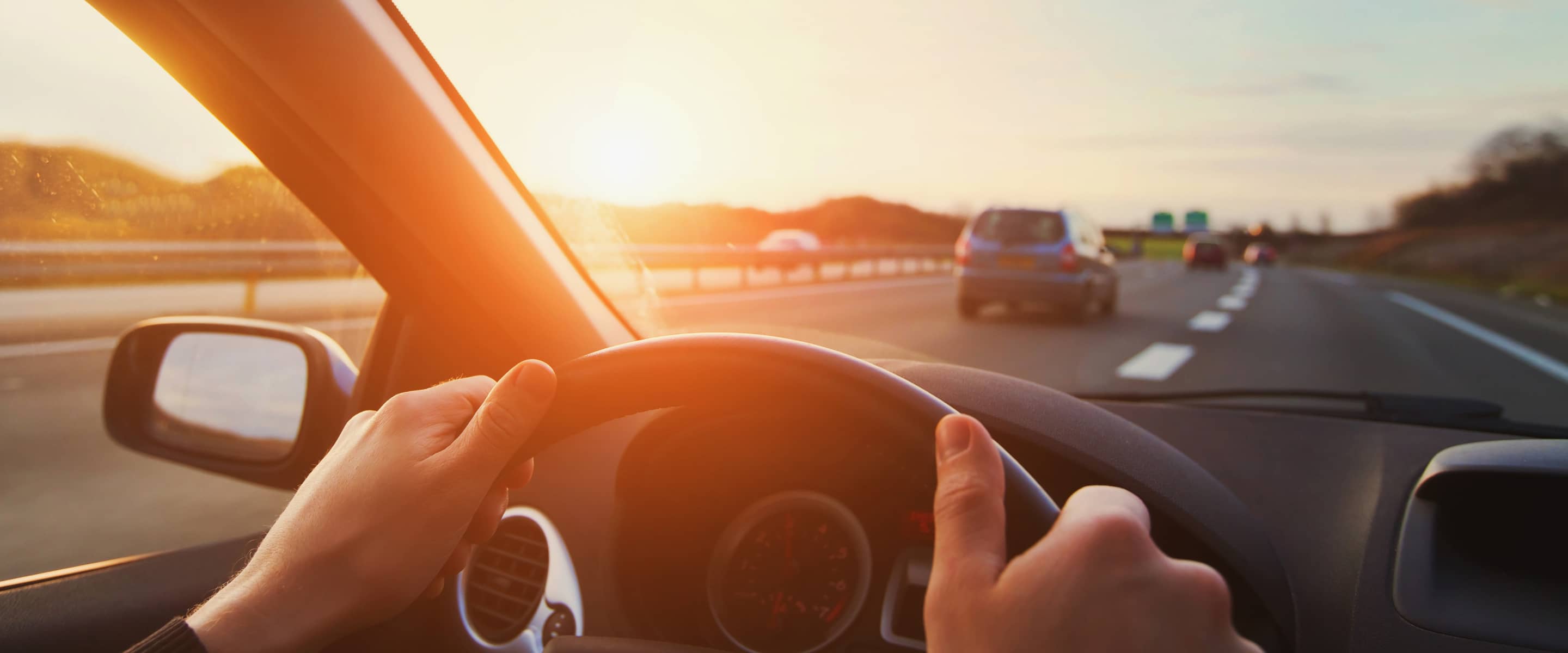 運転手の視点から見たハイウェイの運転中のダッシュボードとハンドル