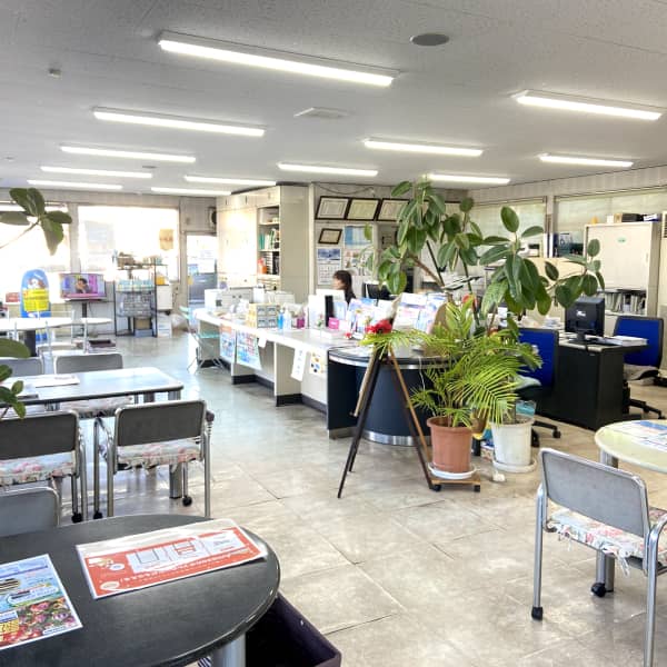 自動車販売店の待合室と受付