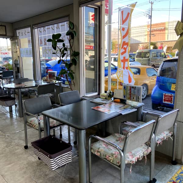 自動車販売店の内部に設置された待合スペース